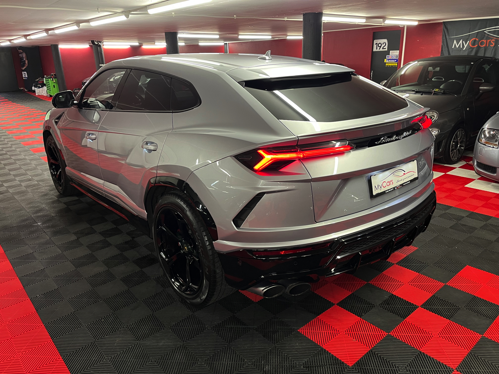 
								LAMBORGHINI Urus E-Gear en plein écran									