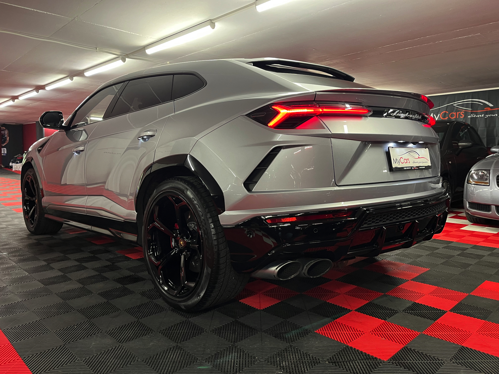 
								LAMBORGHINI Urus E-Gear en plein écran									