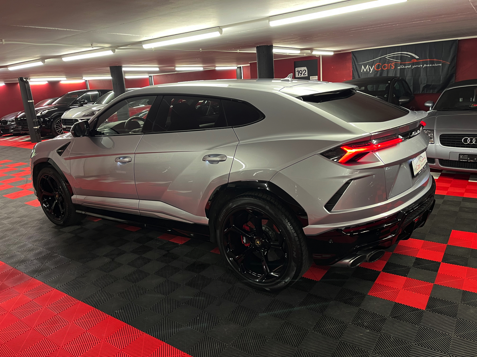 
								LAMBORGHINI Urus E-Gear en plein écran									