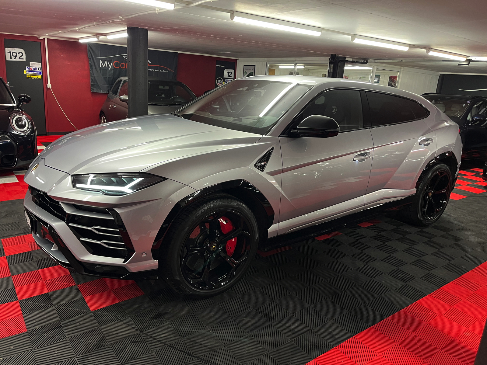 
								LAMBORGHINI Urus E-Gear en plein écran									