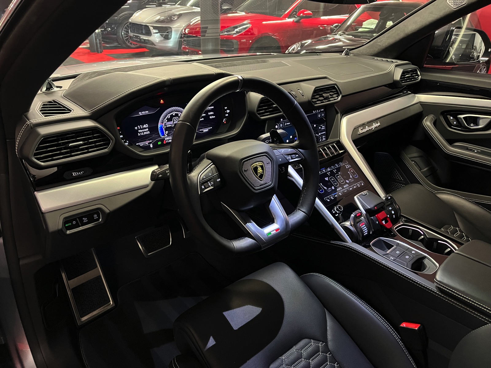 
								LAMBORGHINI Urus E-Gear en plein écran									