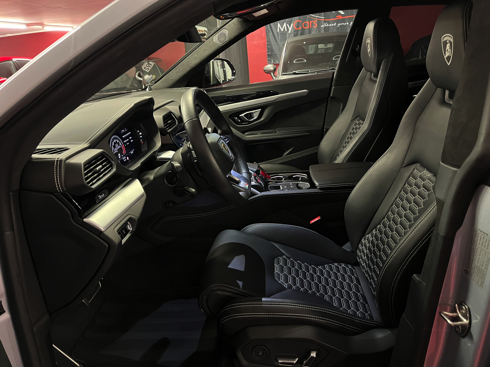 
								LAMBORGHINI Urus E-Gear en plein écran									