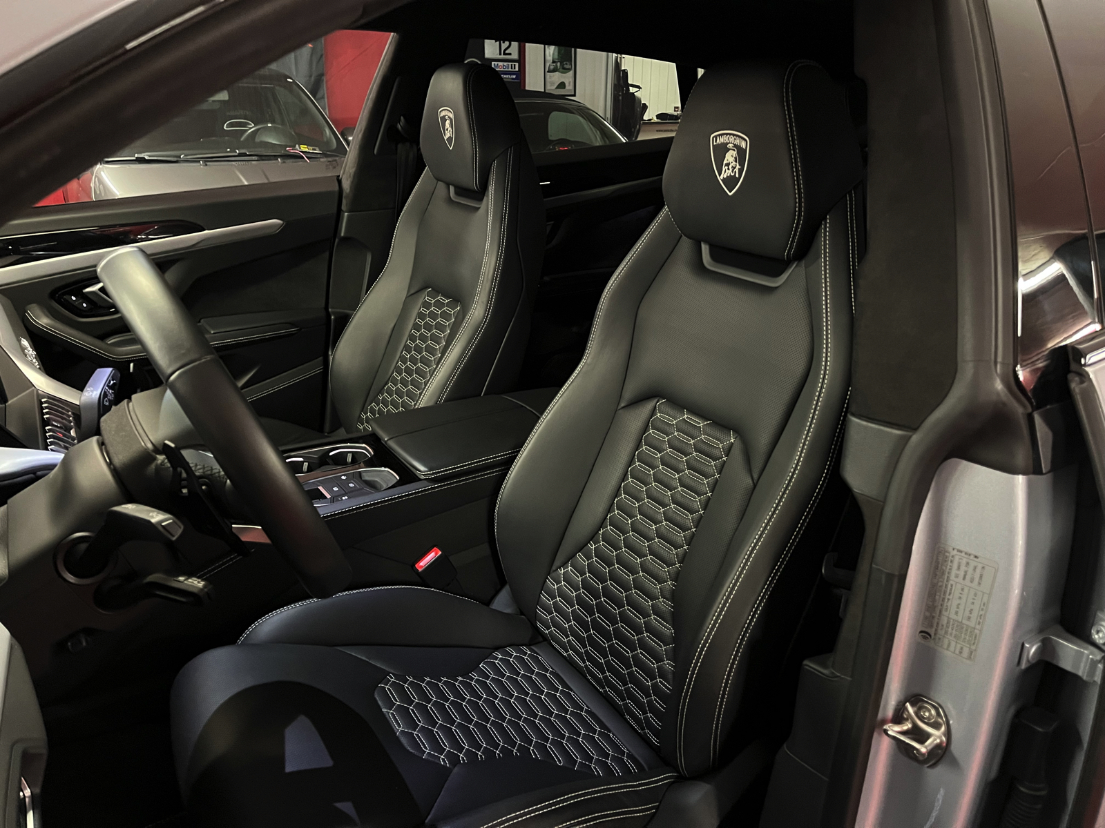 
								LAMBORGHINI Urus E-Gear en plein écran									