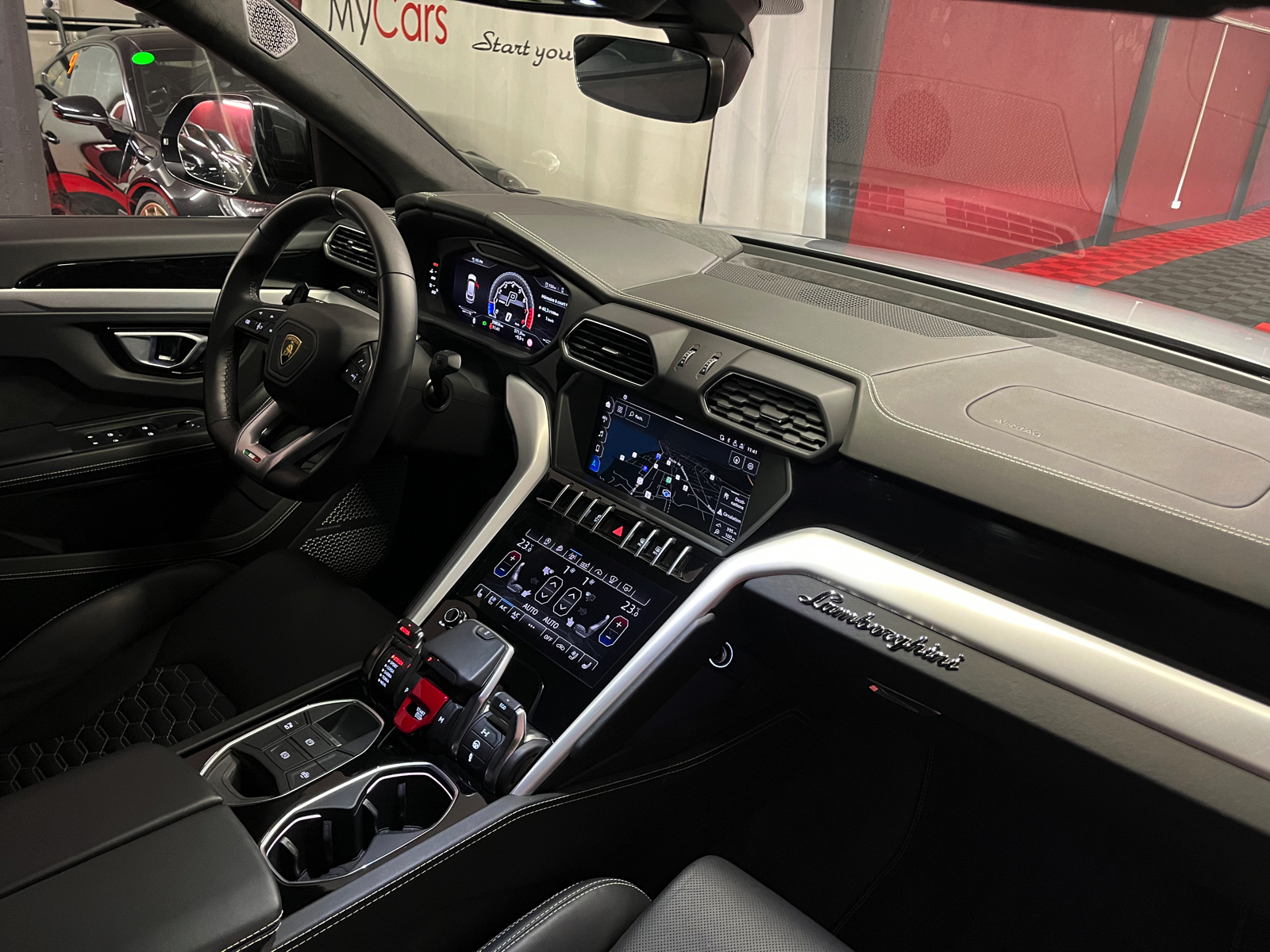 
								LAMBORGHINI Urus E-Gear en plein écran									