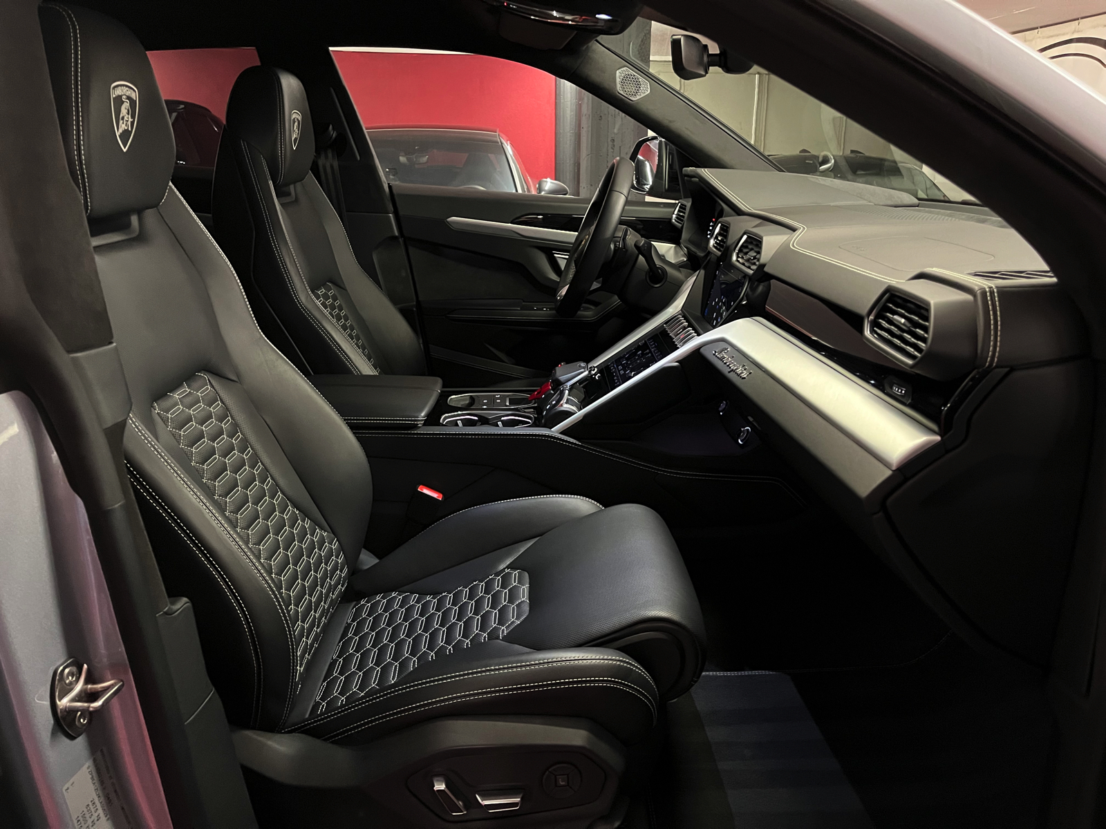 
								LAMBORGHINI Urus E-Gear en plein écran									