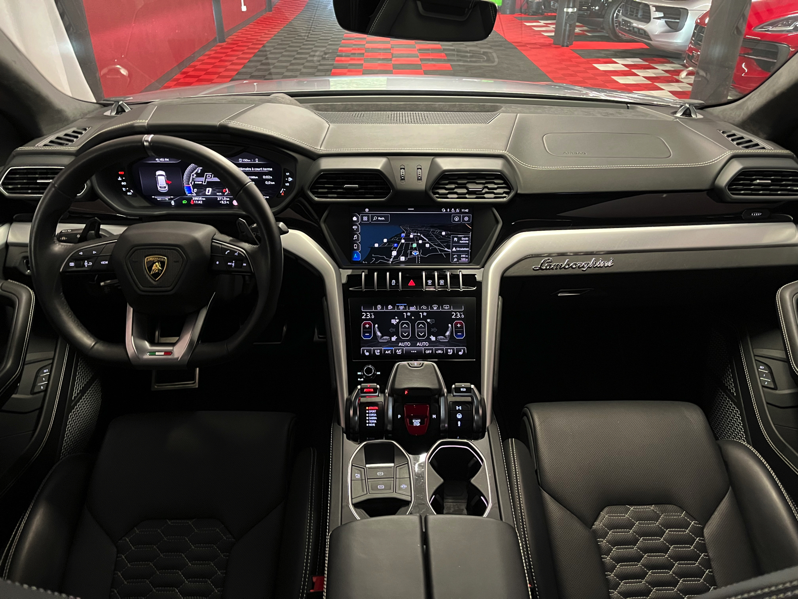 
								LAMBORGHINI Urus E-Gear en plein écran									