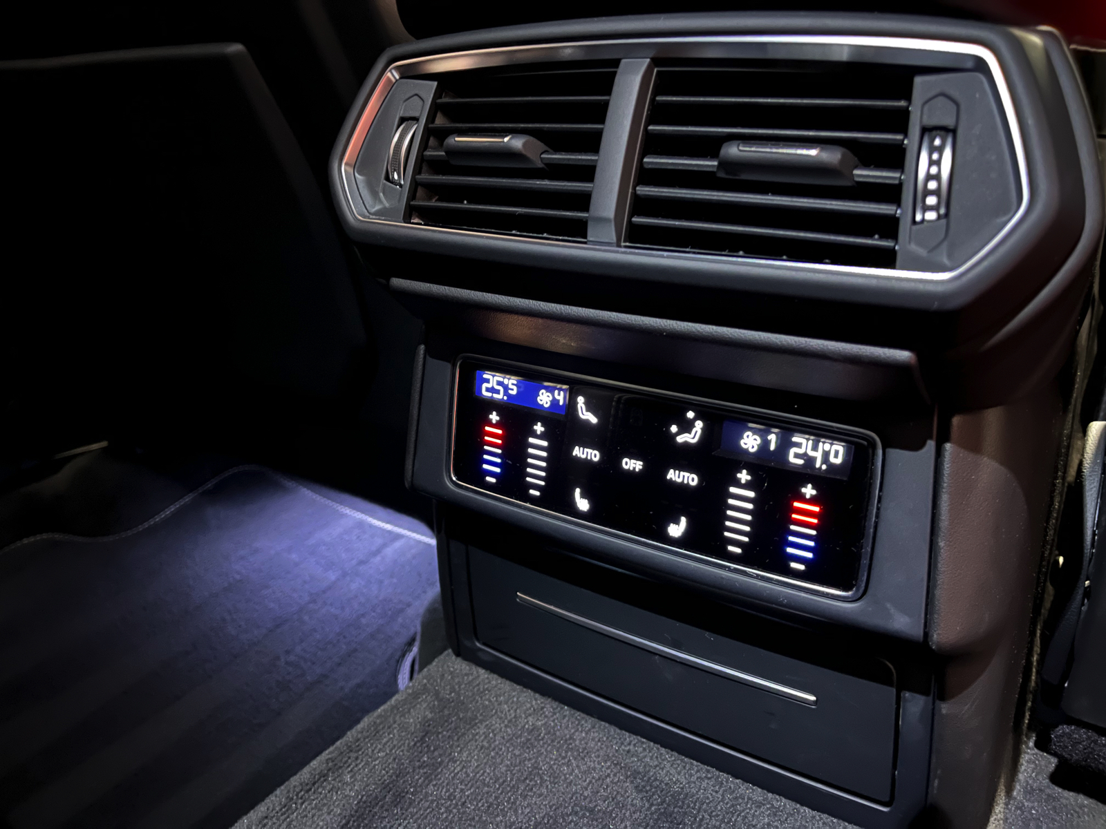 
								LAMBORGHINI Urus E-Gear en plein écran									