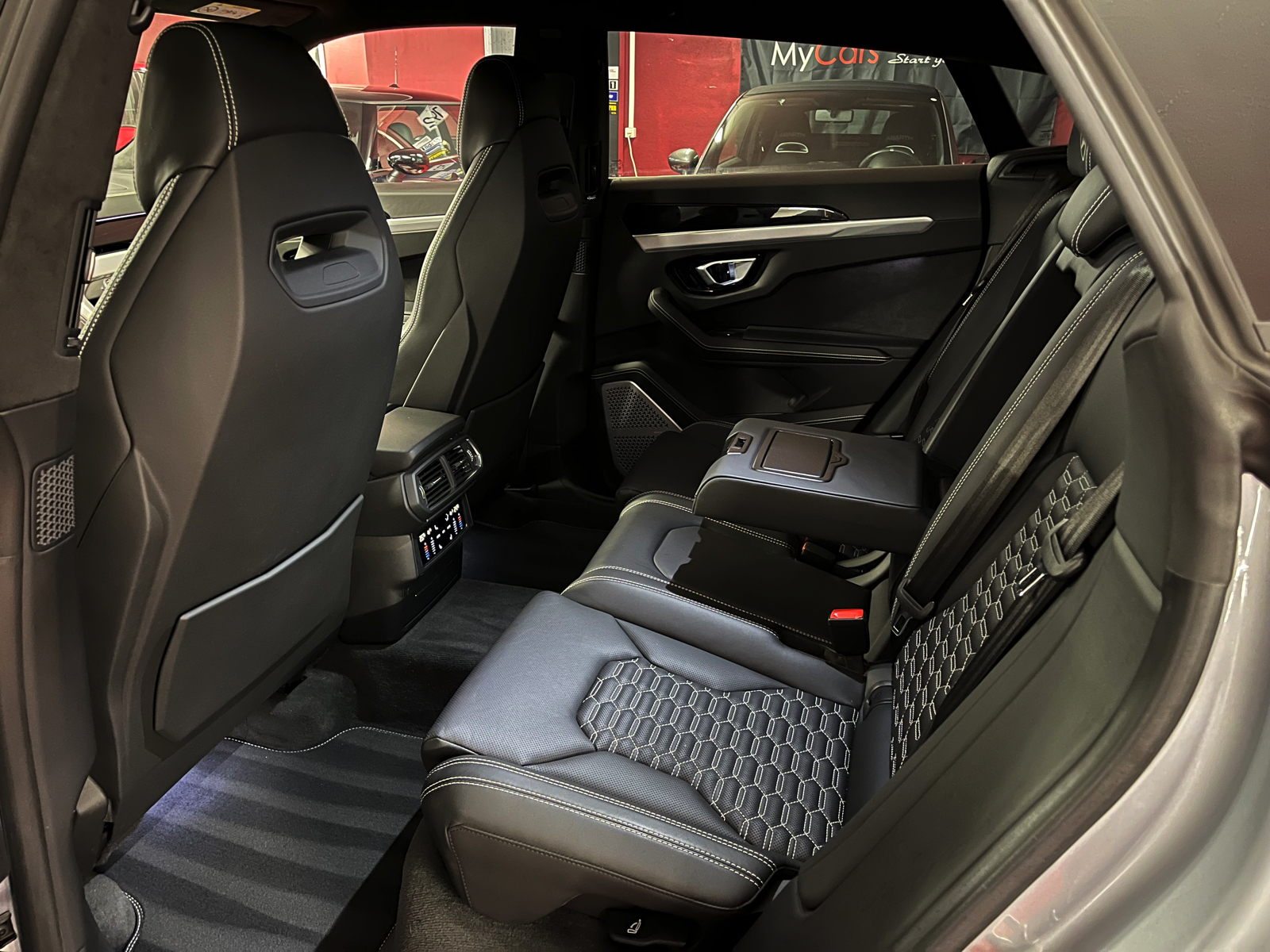 
								LAMBORGHINI Urus E-Gear en plein écran									