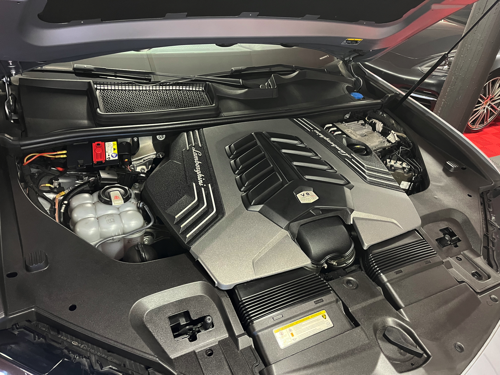 
								LAMBORGHINI Urus E-Gear en plein écran									