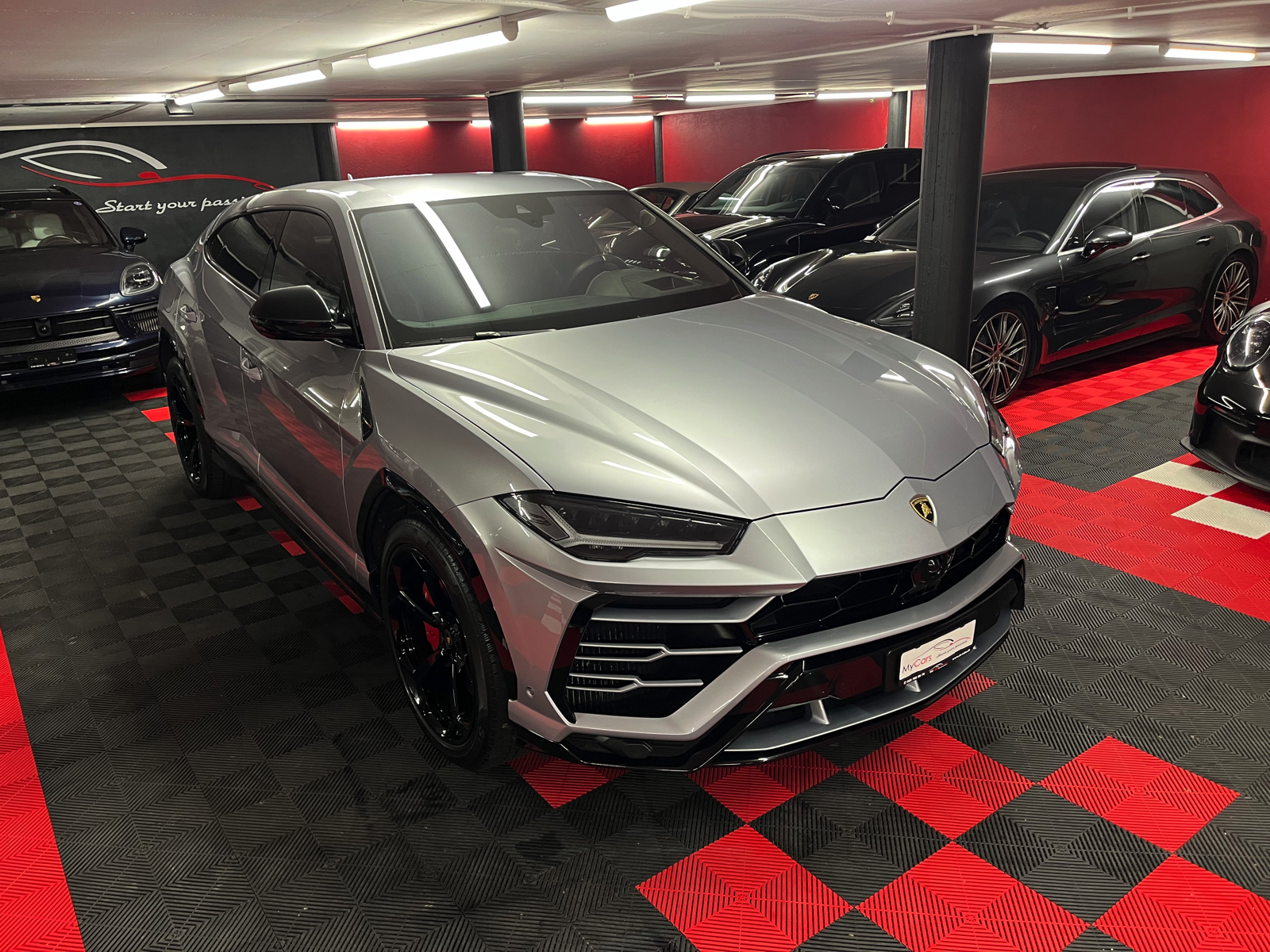 
								LAMBORGHINI Urus E-Gear en plein écran									