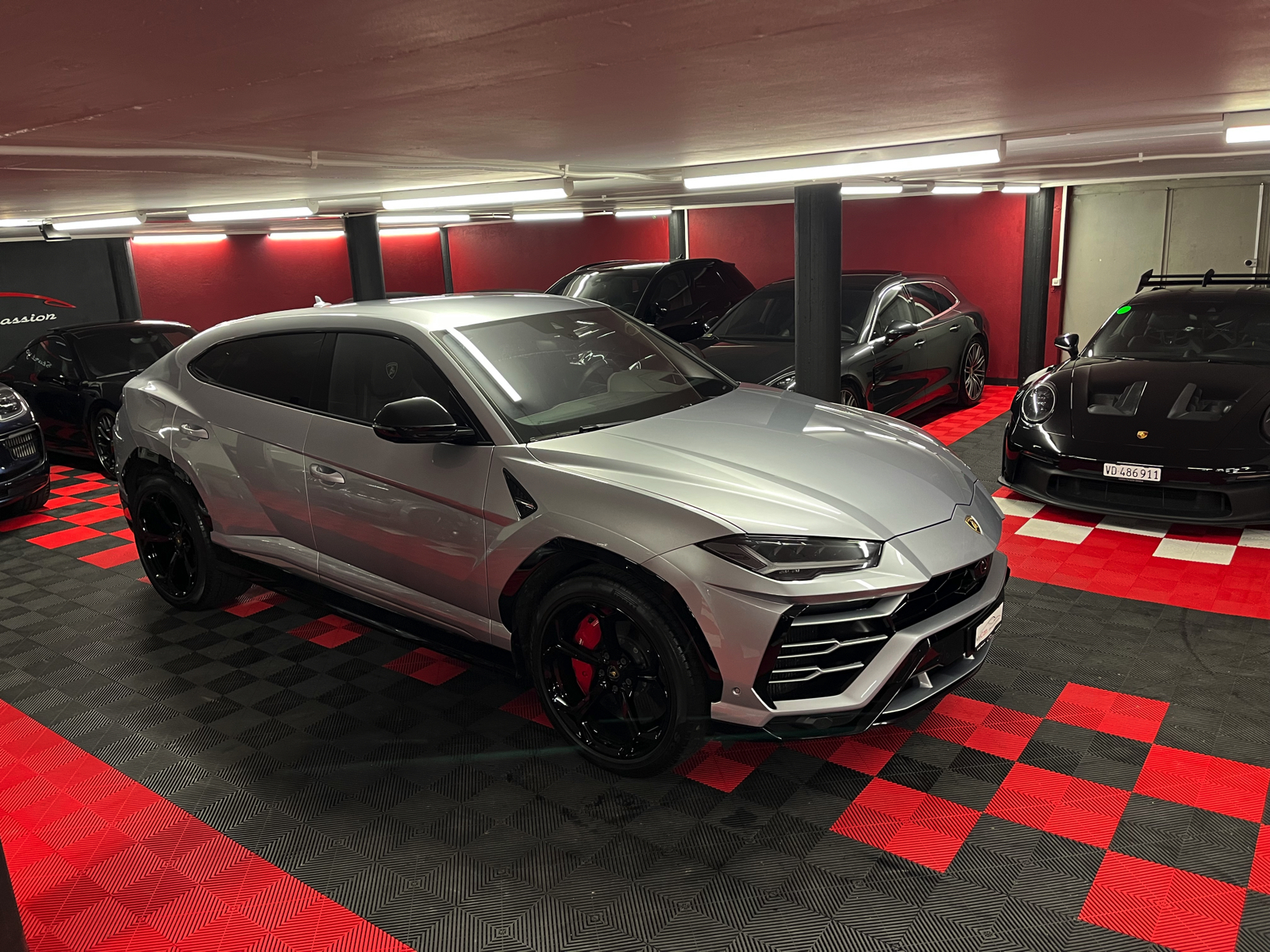
								LAMBORGHINI Urus E-Gear en plein écran									