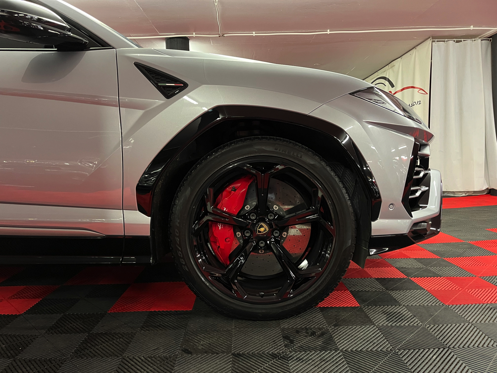 
								LAMBORGHINI Urus E-Gear en plein écran									