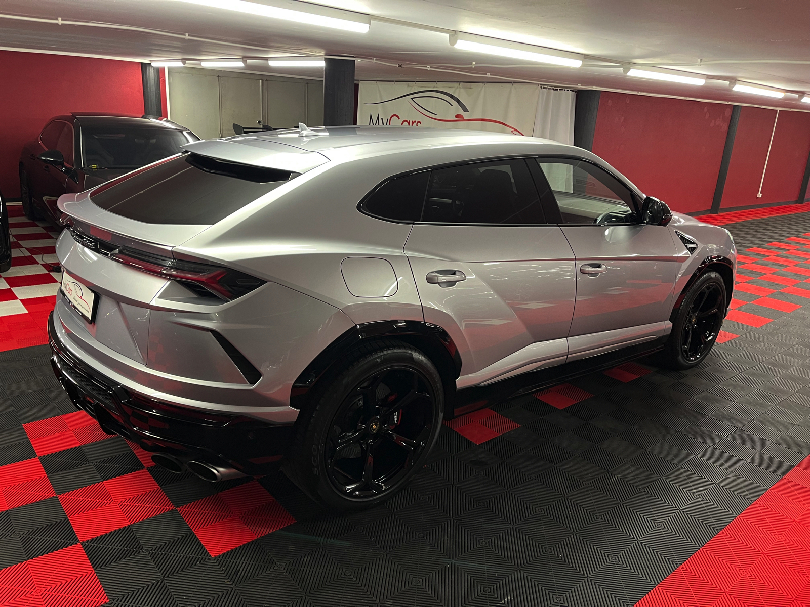 
								LAMBORGHINI Urus E-Gear en plein écran									