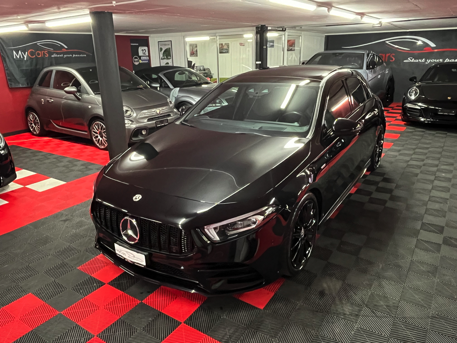 
								MERCEDES-BENZ A 250 AMG Line 7G-DCT en plein écran									