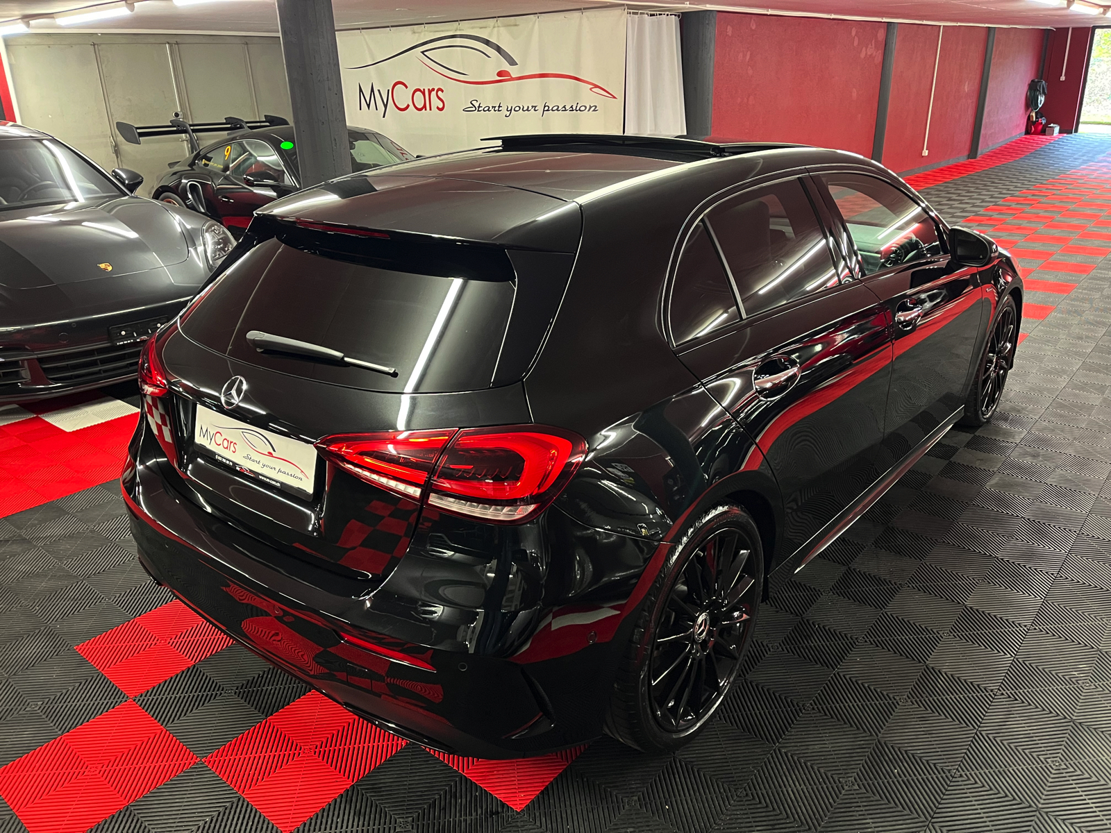
								MERCEDES-BENZ A 250 AMG Line 7G-DCT en plein écran									