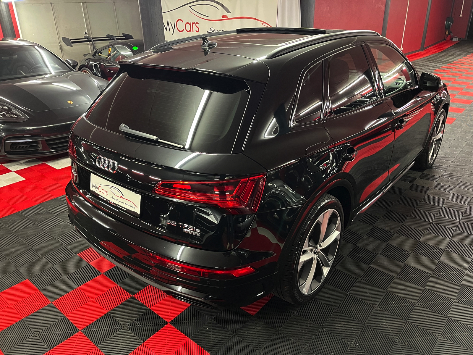
								AUDI Q5 55 TFSI e PHEV S line quattro S-tronic en plein écran									