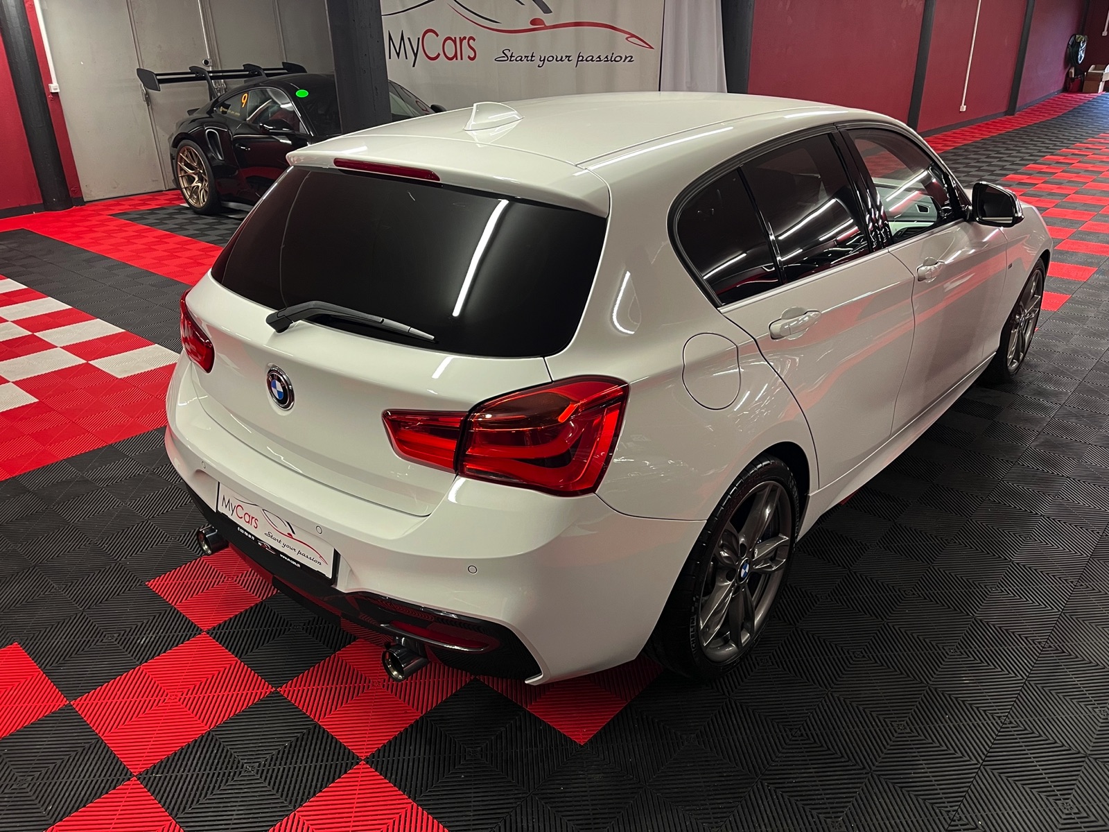 
								BMW M140i xDrive Steptronic en plein écran									