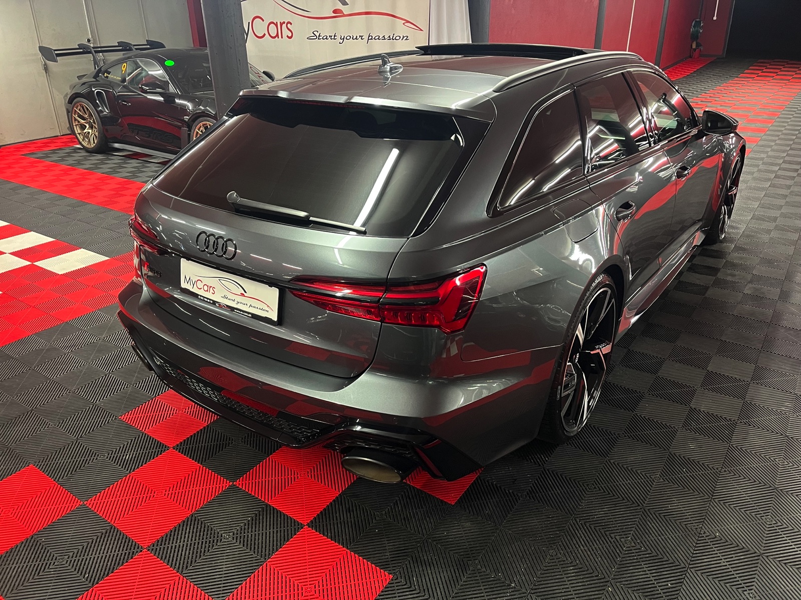 
								AUDI RS6 Avant 4.0 TFSI V8 quattro en plein écran									