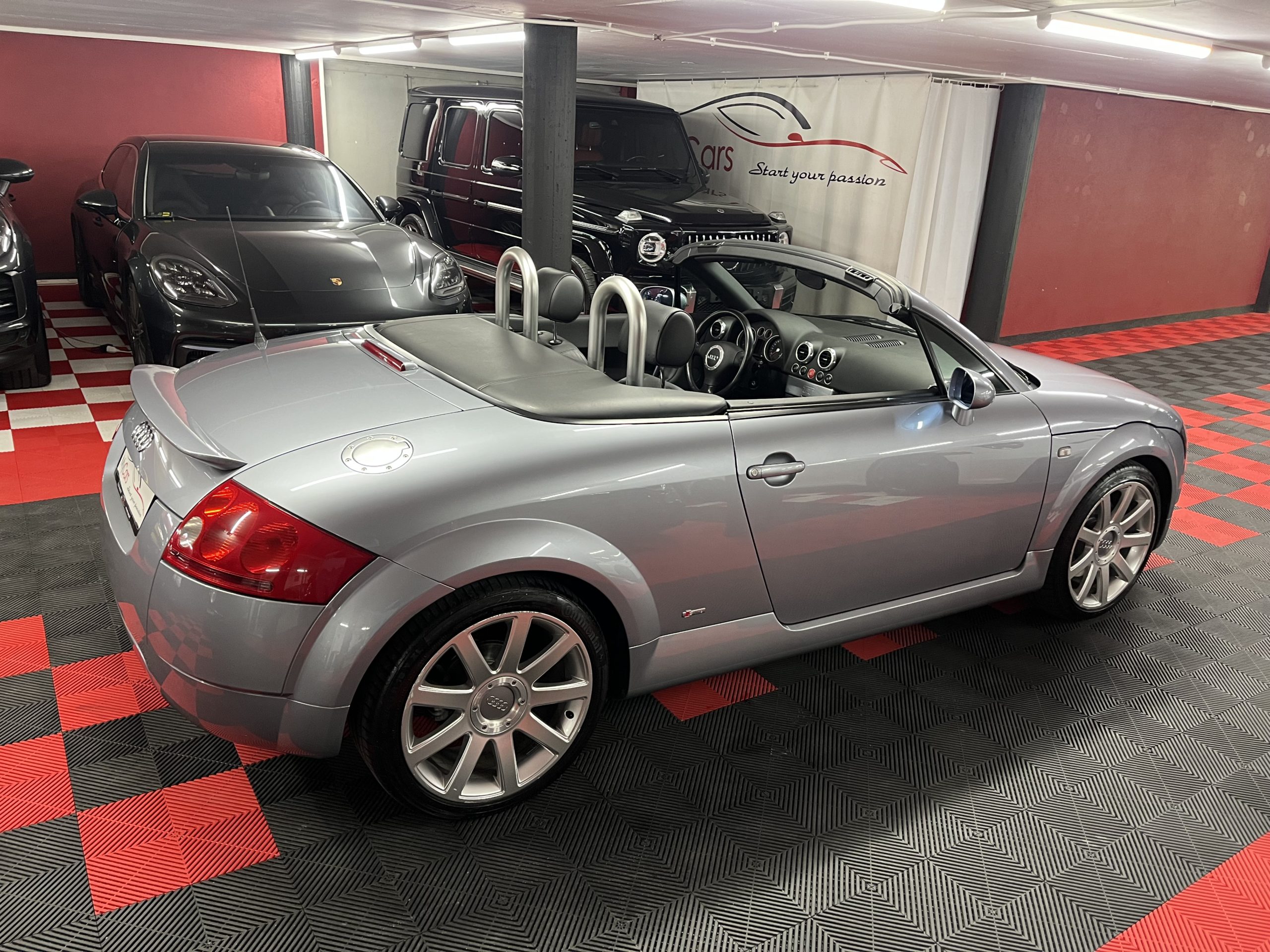 
								AUDI TT Roadster 1.8 T en plein écran									