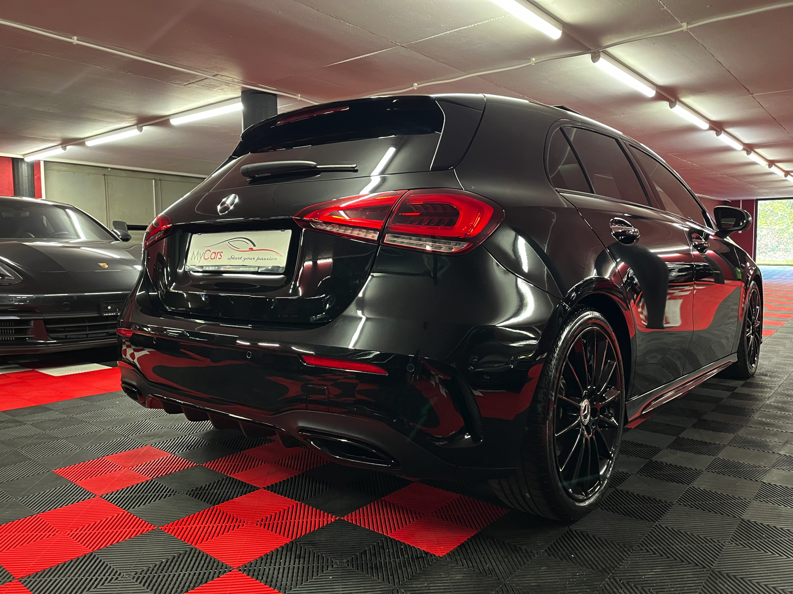 
								MERCEDES-BENZ A 250 AMG Line 7G-DCT en plein écran									