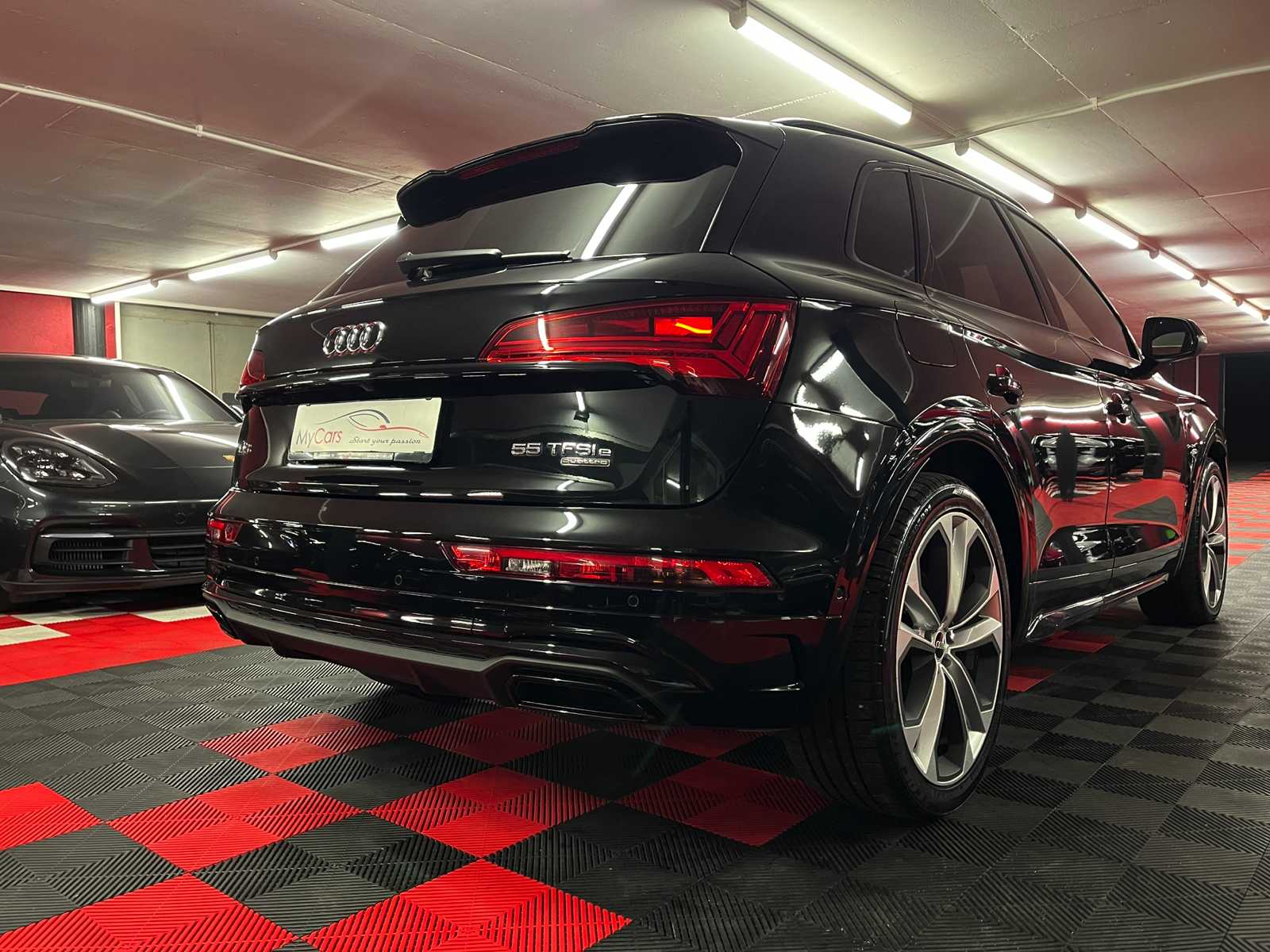 
								AUDI Q5 55 TFSI e PHEV S line quattro S-tronic en plein écran									