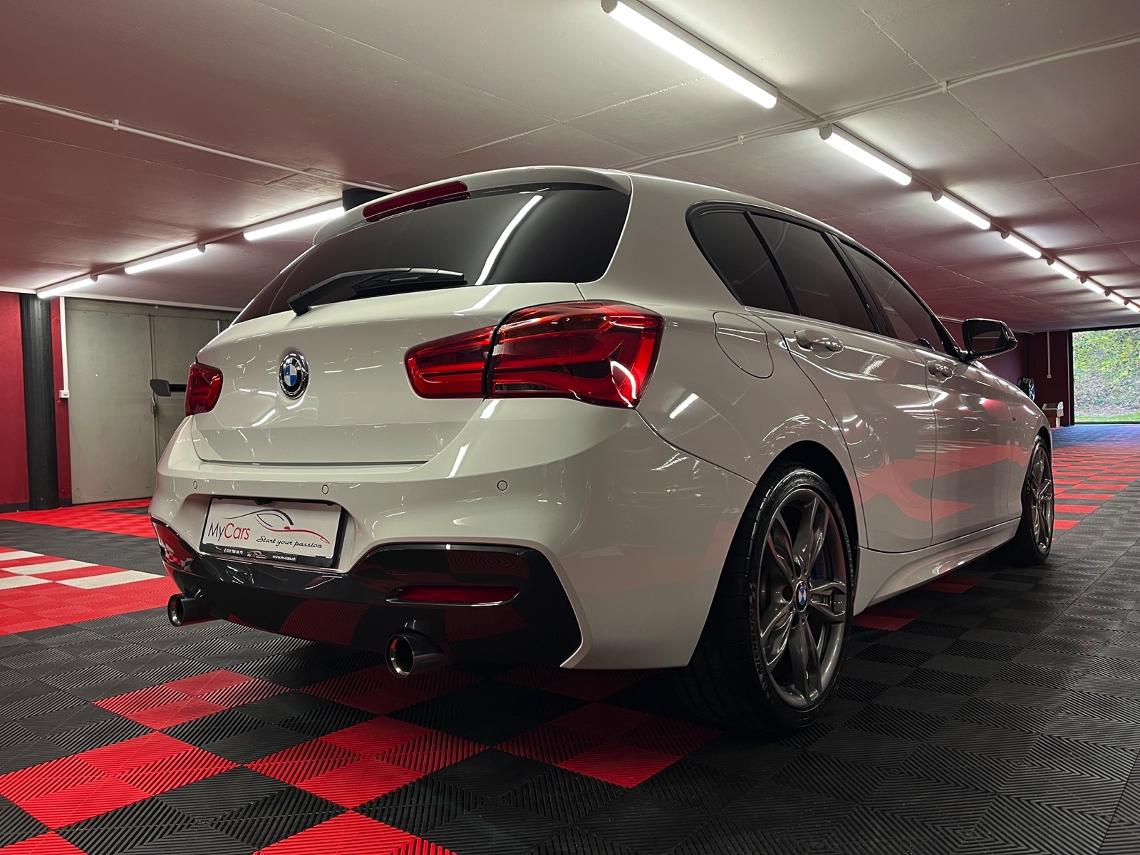 
								BMW M140i xDrive Steptronic en plein écran									