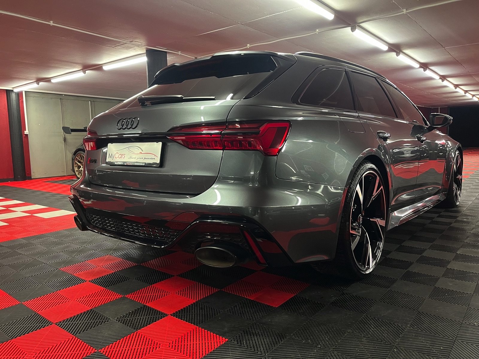 
								AUDI RS6 Avant 4.0 TFSI V8 quattro en plein écran									