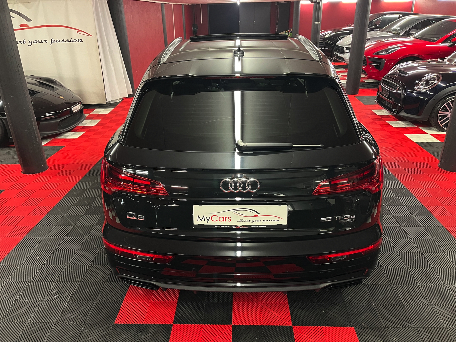 
								AUDI Q5 55 TFSI e PHEV S line quattro S-tronic en plein écran									