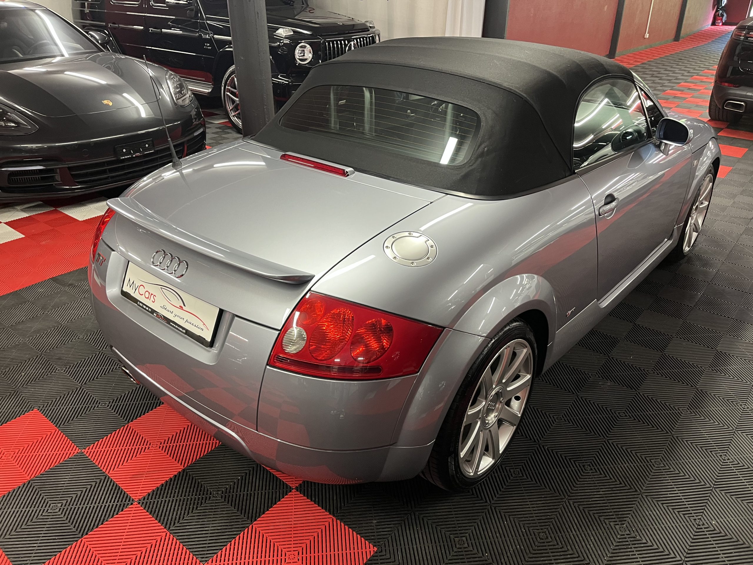 
								AUDI TT Roadster 1.8 T en plein écran									