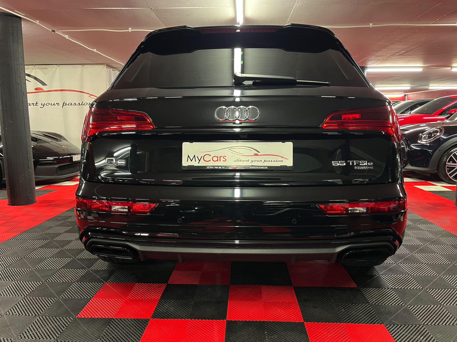 
								AUDI Q5 55 TFSI e PHEV S line quattro S-tronic en plein écran									