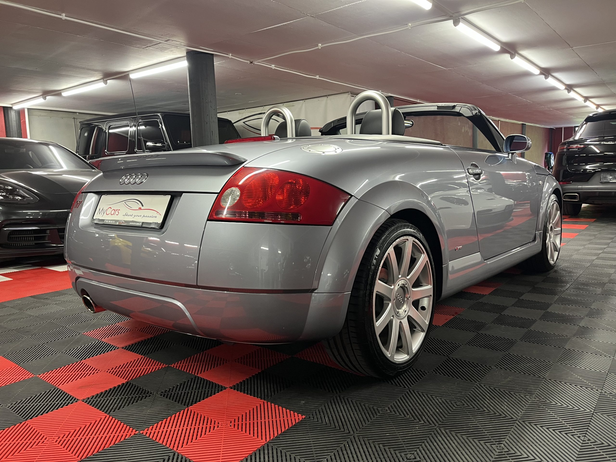 
								AUDI TT Roadster 1.8 T en plein écran									