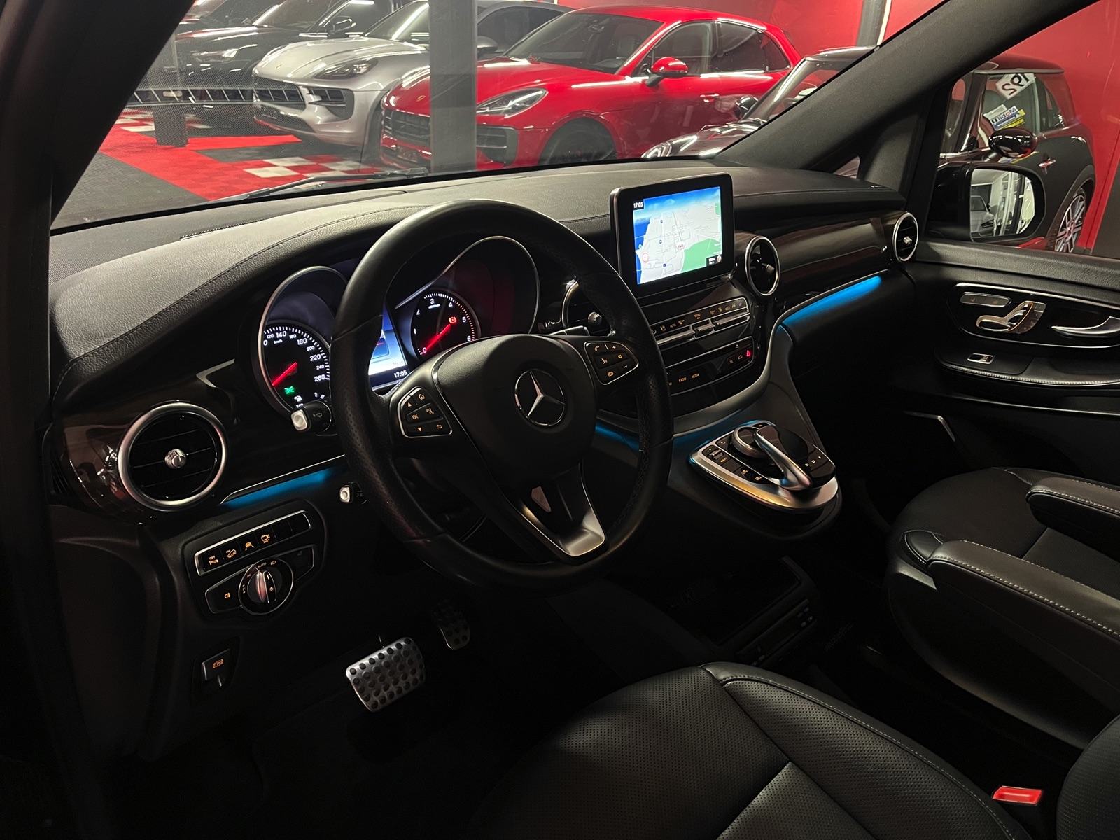 
								MERCEDES-BENZ V 250 d Avantgarde lang 4Matic 7G-Tronic en plein écran									