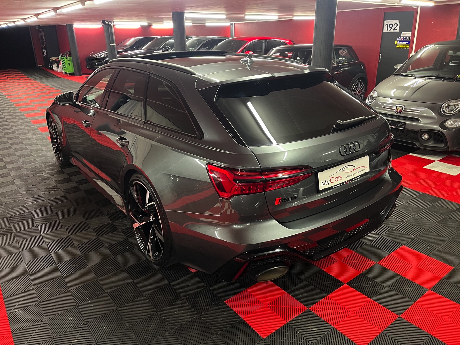 
								AUDI RS6 Avant 4.0 TFSI V8 quattro en plein écran									