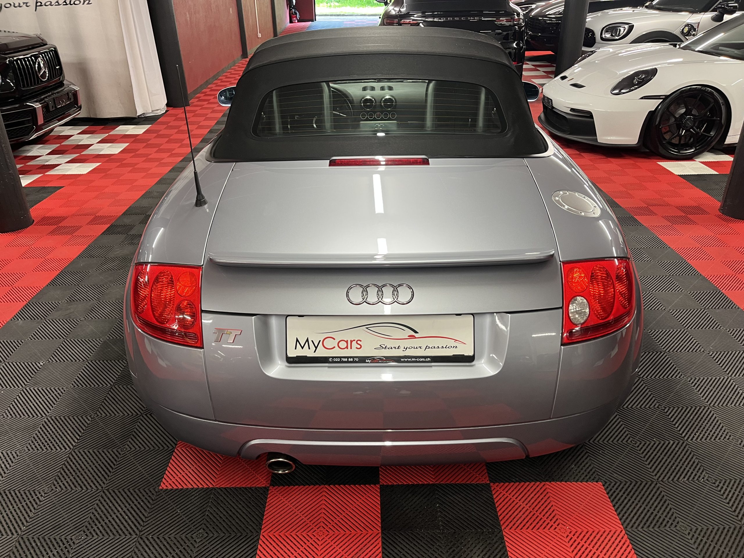 
								AUDI TT Roadster 1.8 T en plein écran									