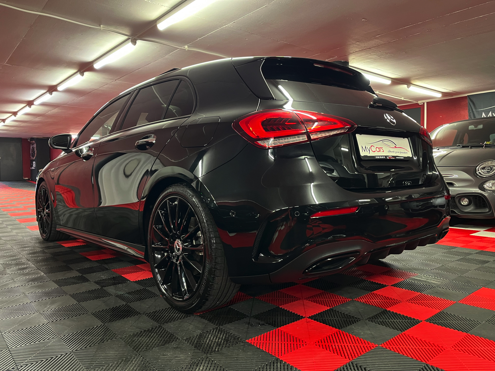 
								MERCEDES-BENZ A 250 AMG Line 7G-DCT en plein écran									