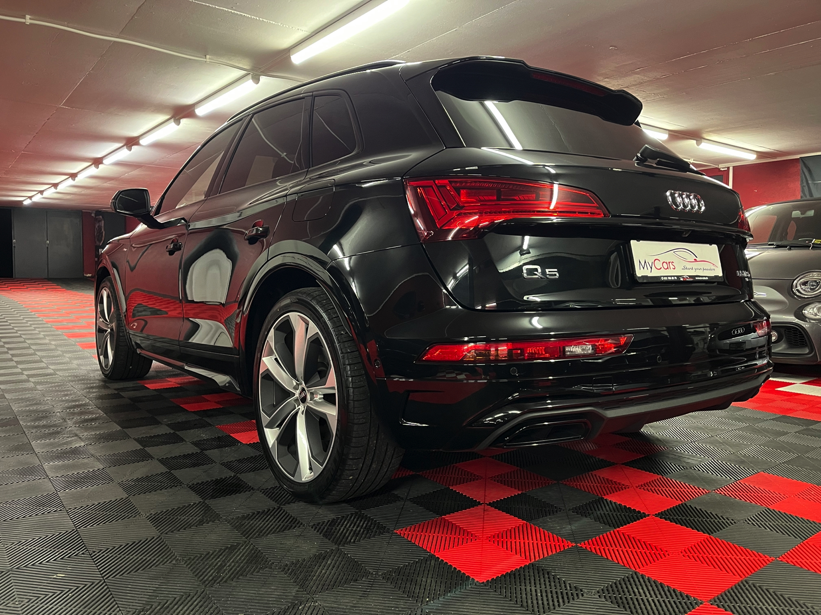 
								AUDI Q5 55 TFSI e PHEV S line quattro S-tronic en plein écran									