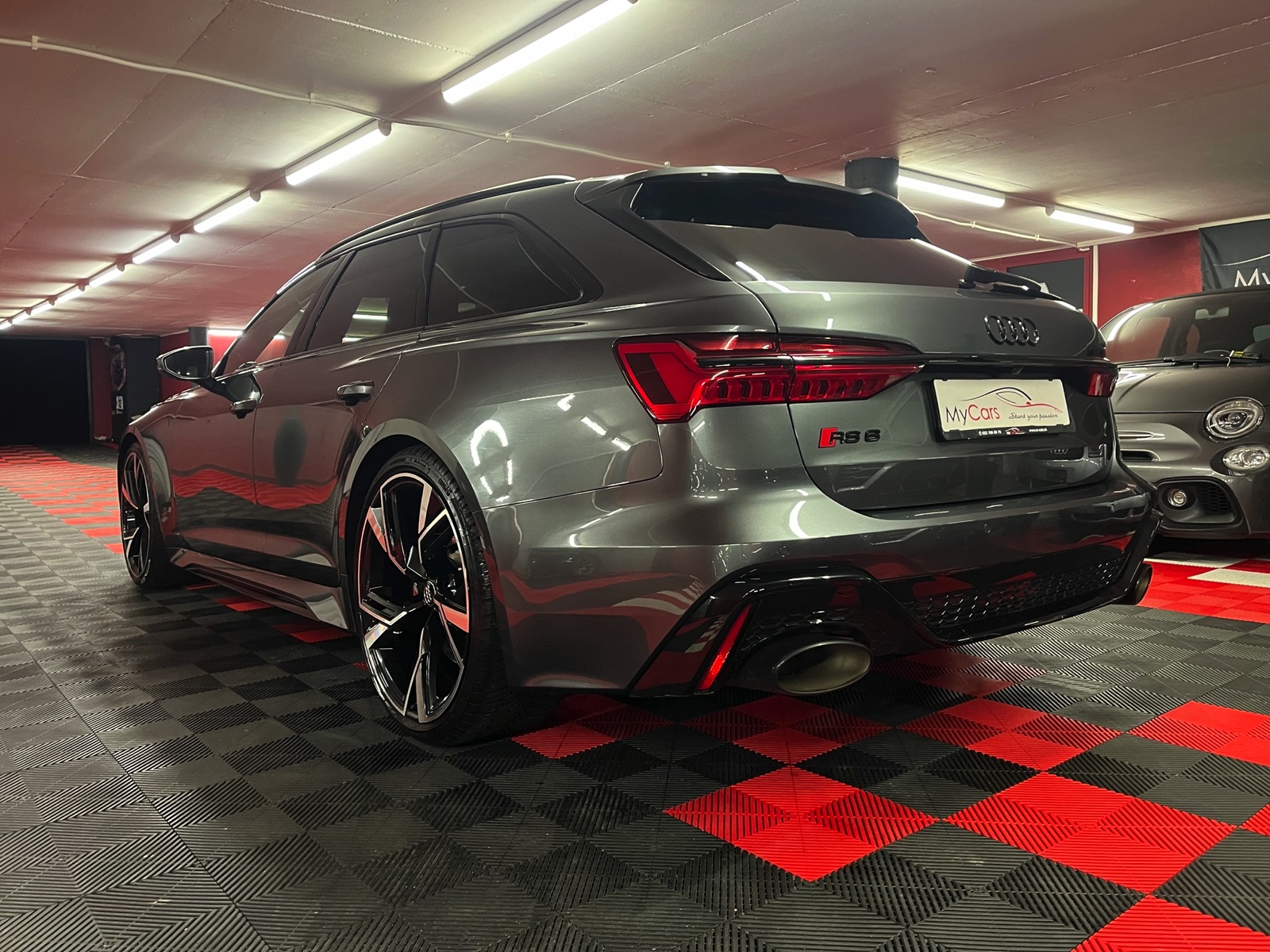 
								AUDI RS6 Avant 4.0 TFSI V8 quattro en plein écran									
