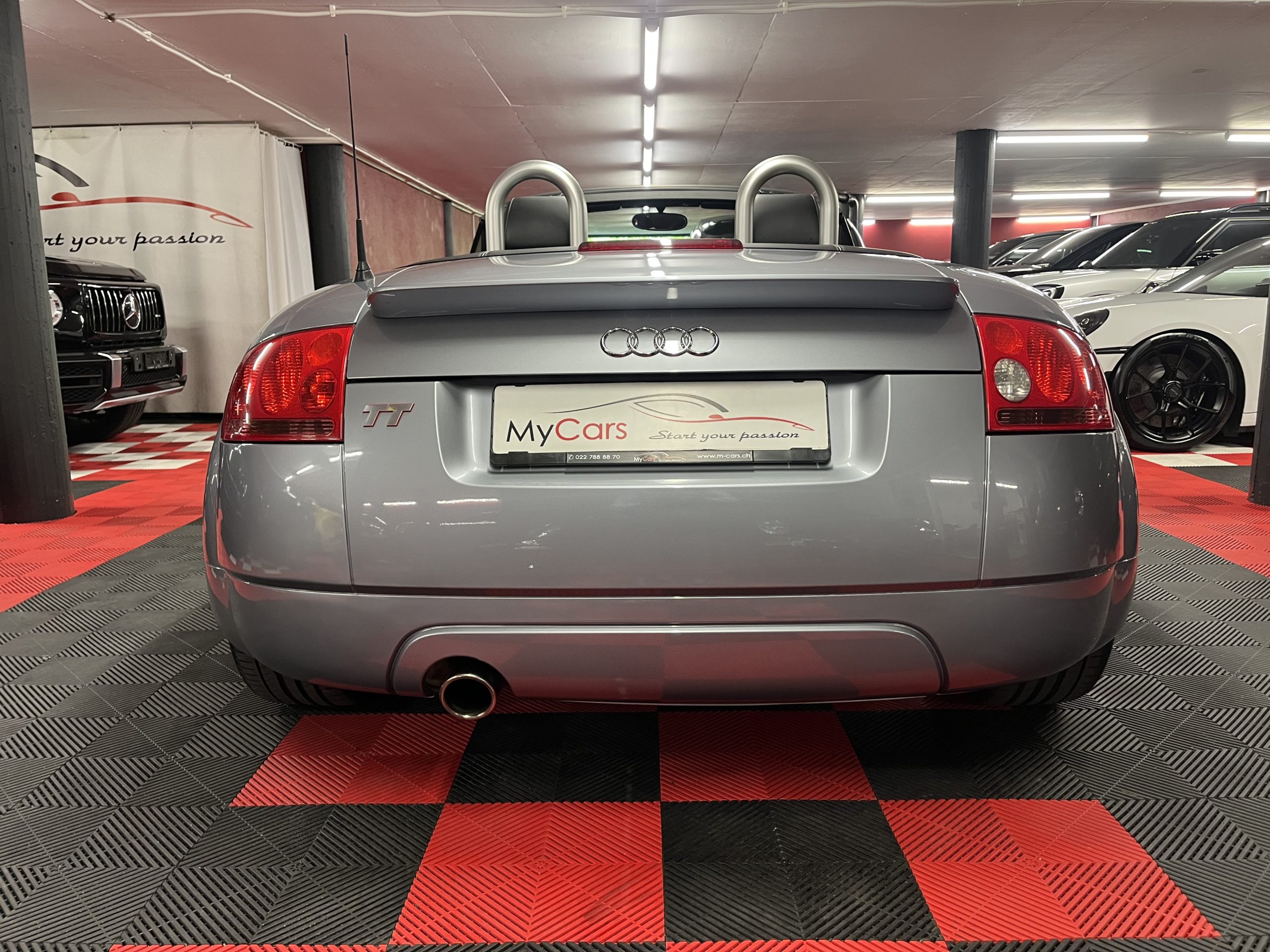 
								AUDI TT Roadster 1.8 T en plein écran									