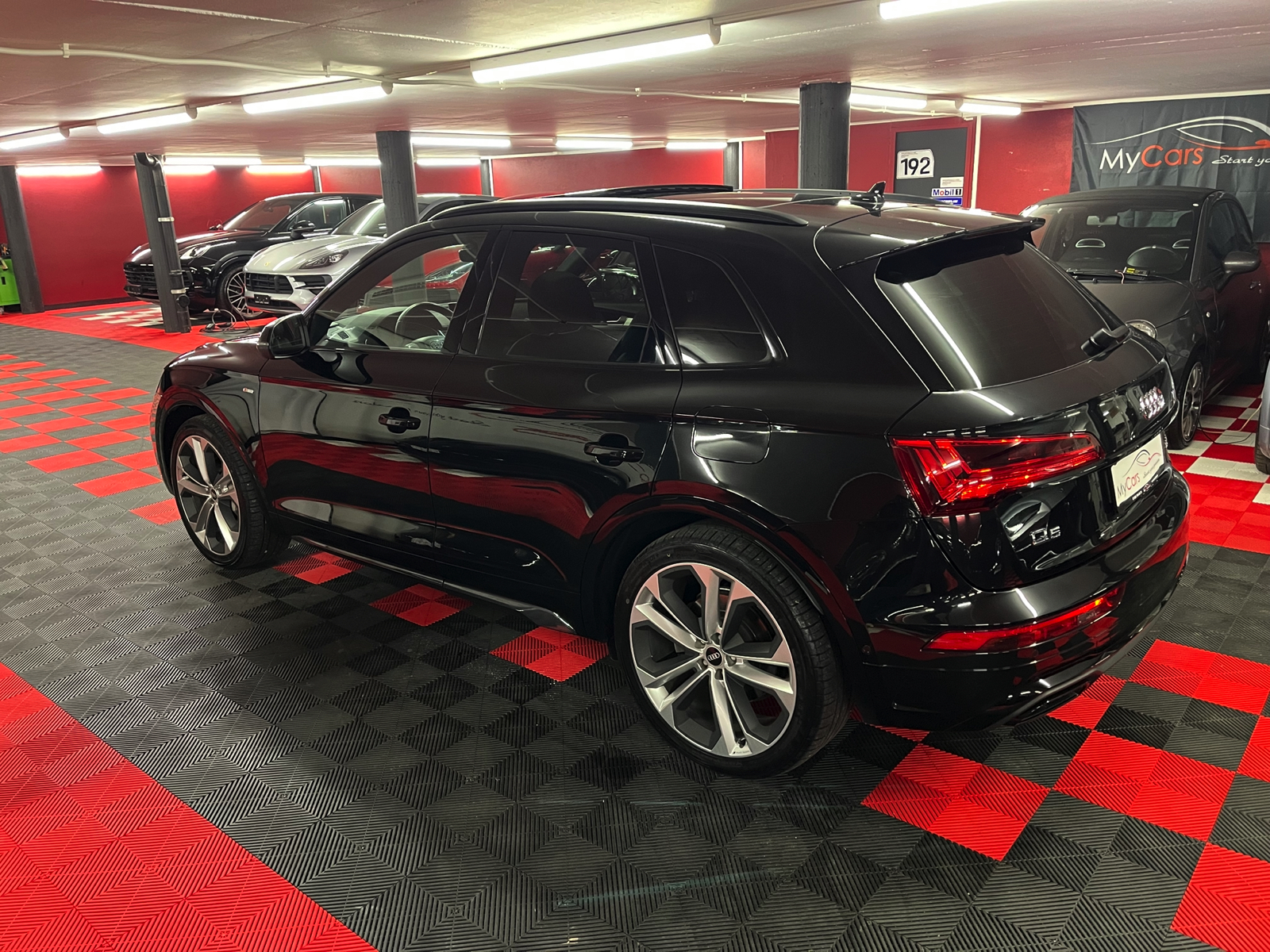 
								AUDI Q5 55 TFSI e PHEV S line quattro S-tronic en plein écran									