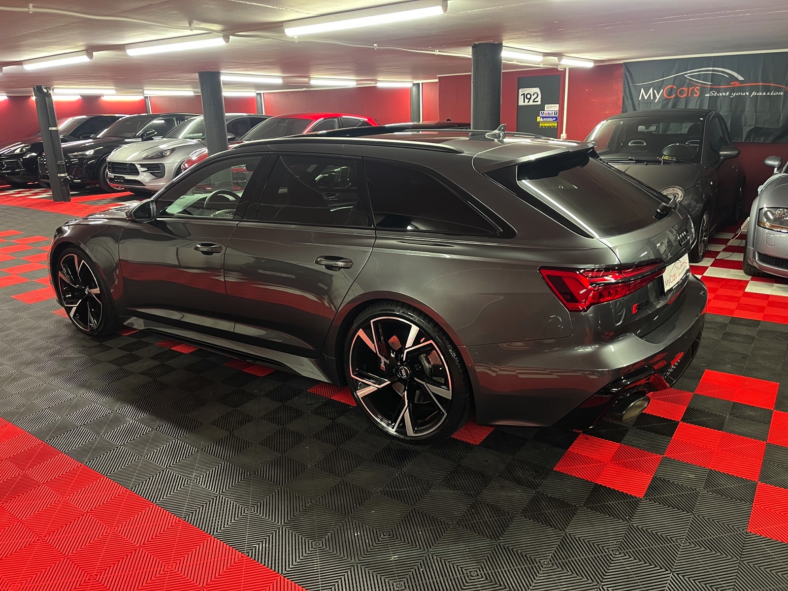
								AUDI RS6 Avant 4.0 TFSI V8 quattro en plein écran									