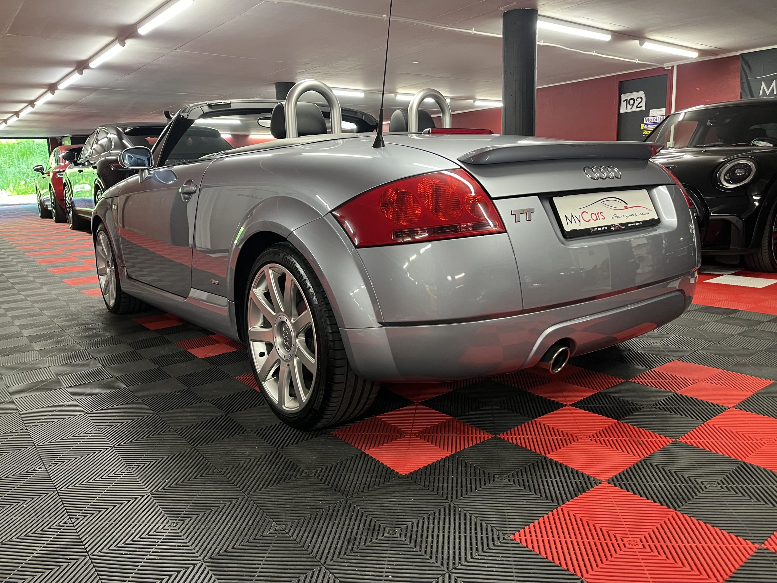 
								AUDI TT Roadster 1.8 T en plein écran									