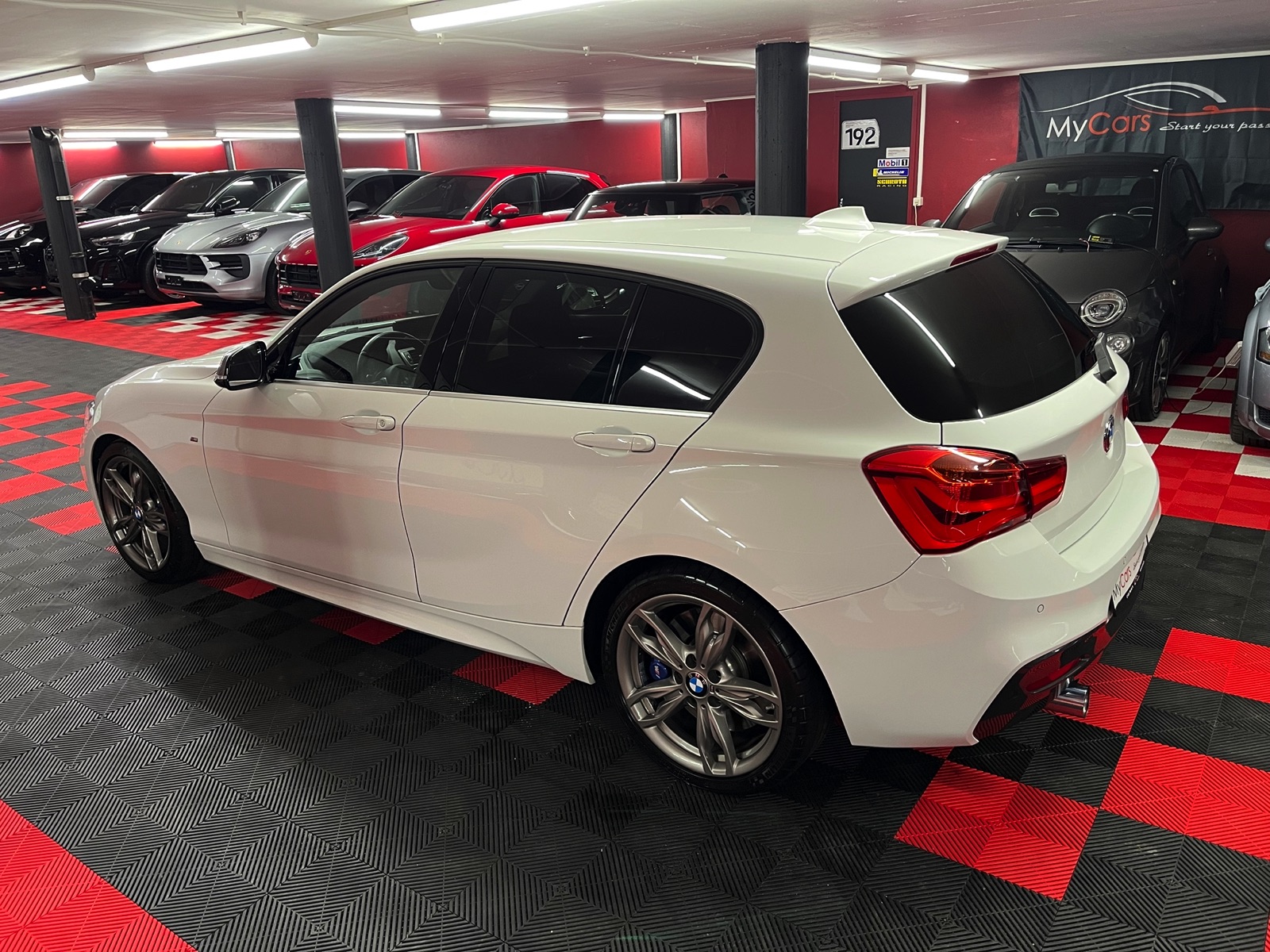 
								BMW M140i xDrive Steptronic en plein écran									