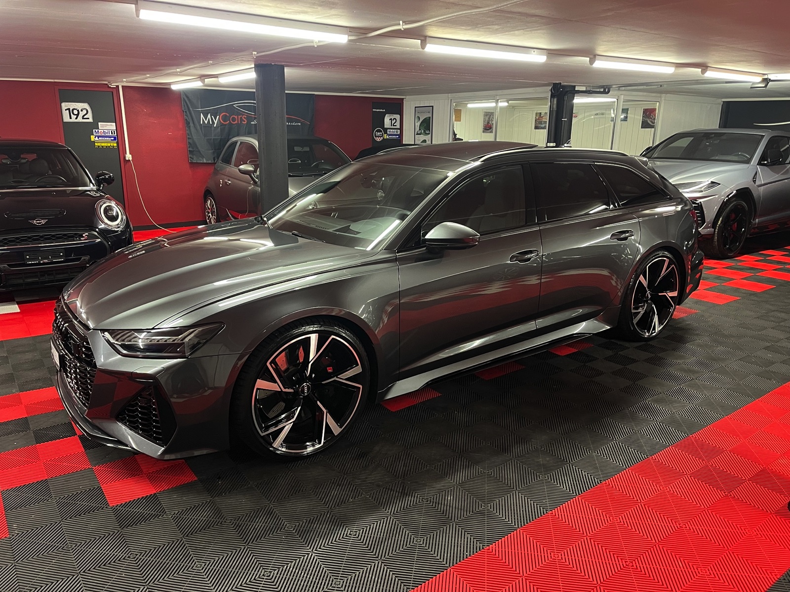 
								AUDI RS6 Avant 4.0 TFSI V8 quattro en plein écran									