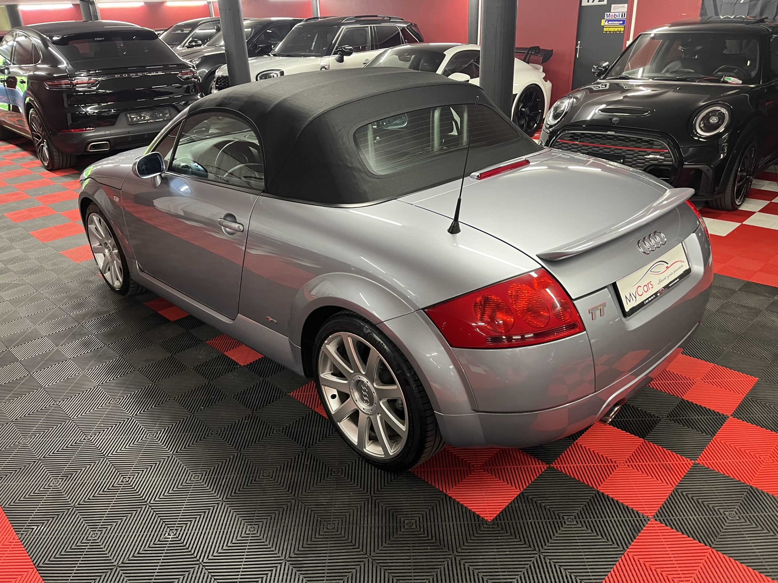 
								AUDI TT Roadster 1.8 T en plein écran									