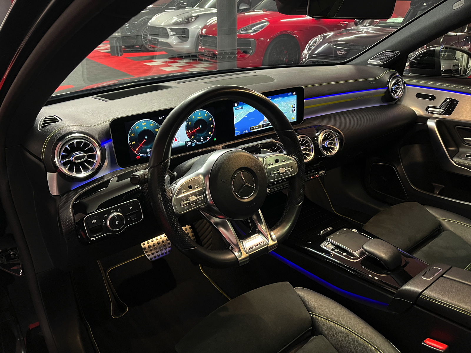 
								MERCEDES-BENZ A 250 AMG Line 7G-DCT en plein écran									