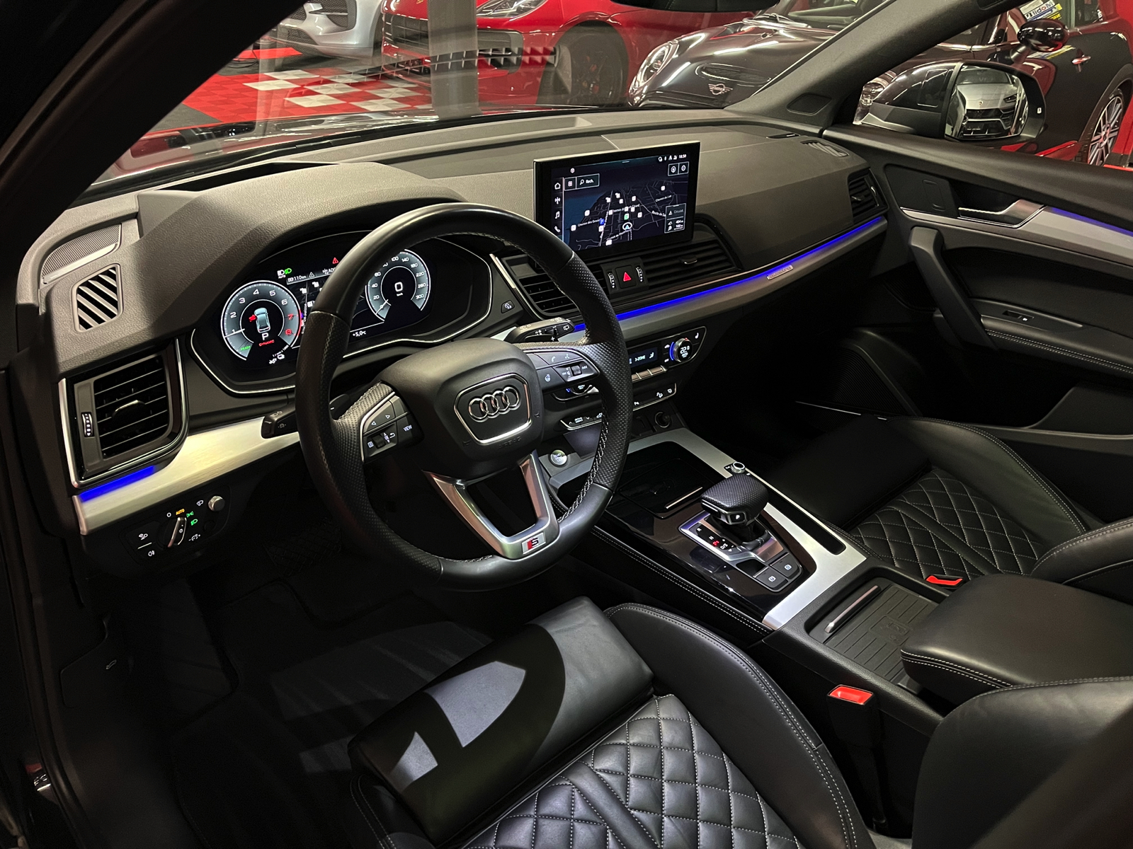 
								AUDI Q5 55 TFSI e PHEV S line quattro S-tronic en plein écran									