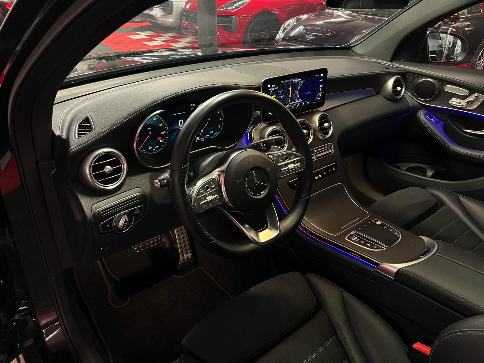 
								MERCEDES-BENZ GLC Coupé 200 AMG Line 4Matic 9G-Tronic en plein écran									