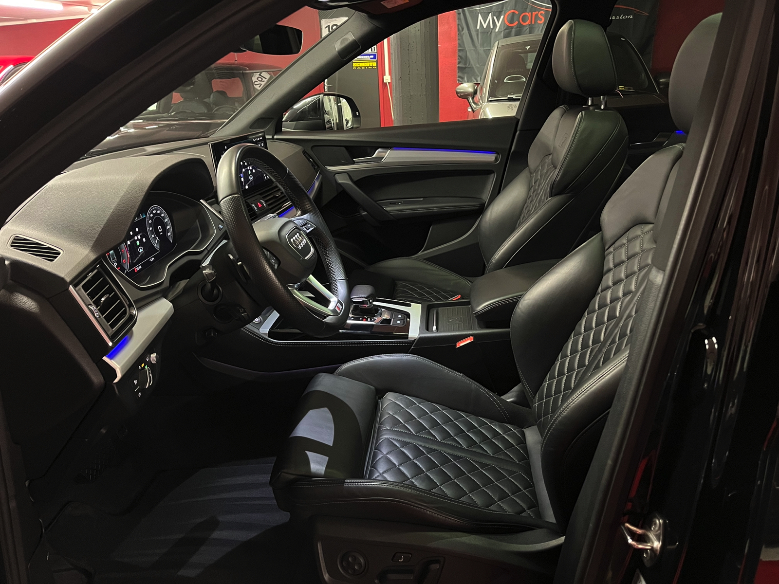 
								AUDI Q5 55 TFSI e PHEV S line quattro S-tronic en plein écran									