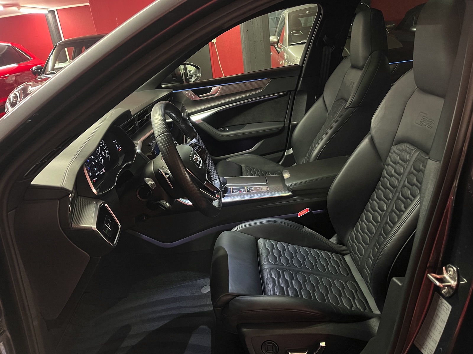 
								AUDI RS6 Avant 4.0 TFSI V8 quattro en plein écran									