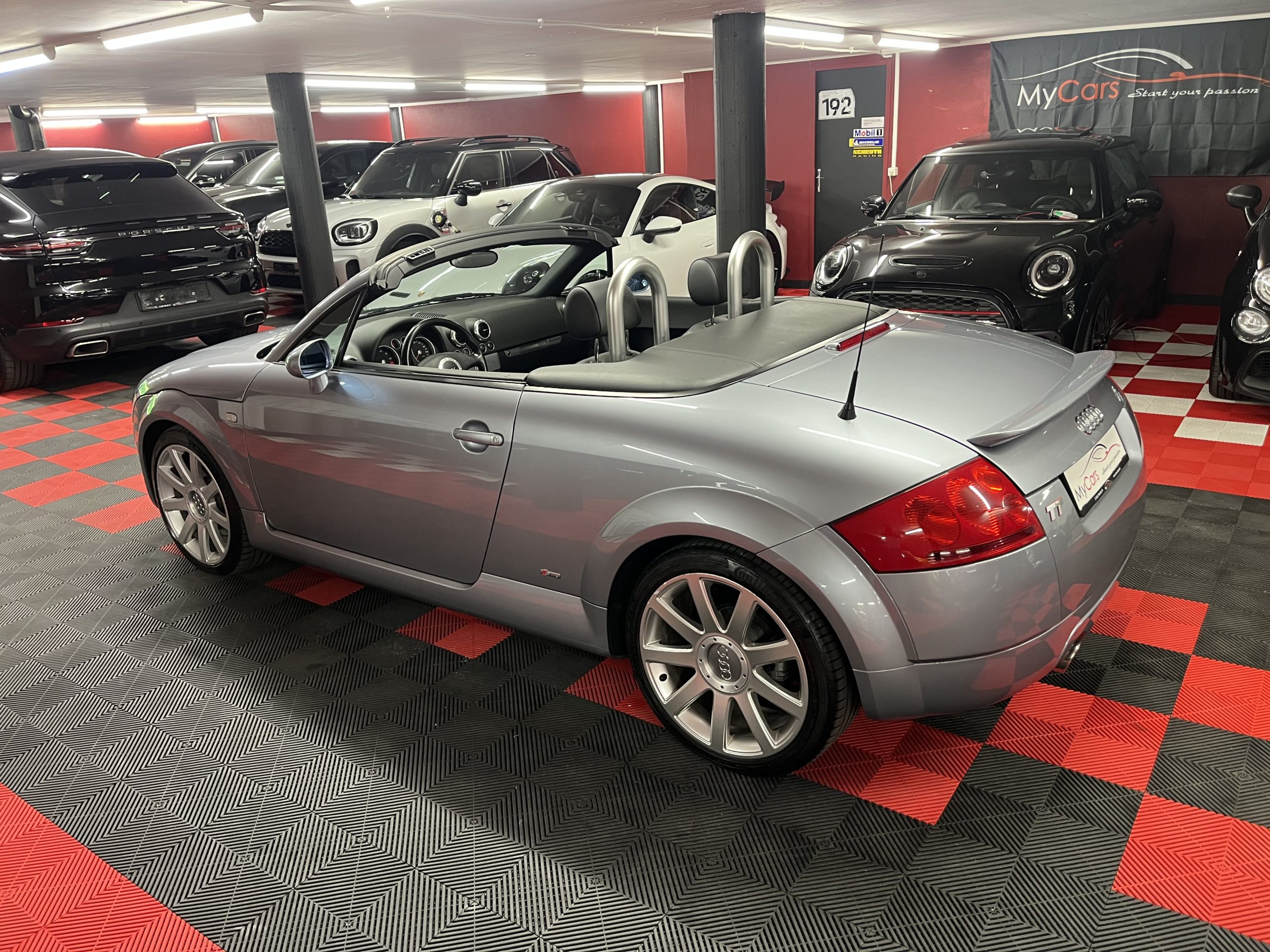 
								AUDI TT Roadster 1.8 T en plein écran									